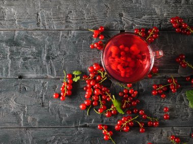 Frenk üzümü çilek Beyaz ahşap bir masa üzerinde taze hazırlanmış içki. Sağlıklı doğal gıda kavramı. Üstten görünüm. Düz yatıyordu.
