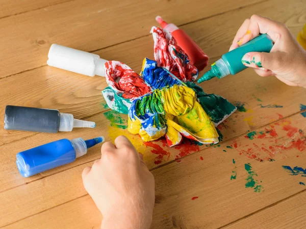 Kız boya kumaş kavanozları beyaz t-shirt üzerine koyar. Kravat boya tarzı kumaş boyama.