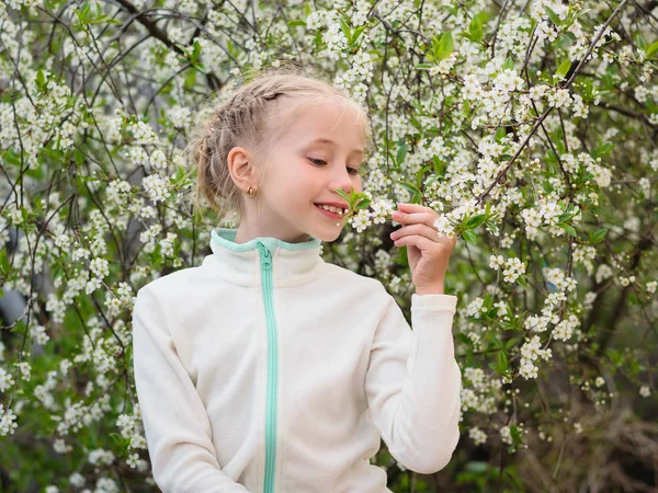 Uma Menina Bonita Uma Jaqueta Esportiva Goza Aroma Cereja Jardim — Fotografia de Stock