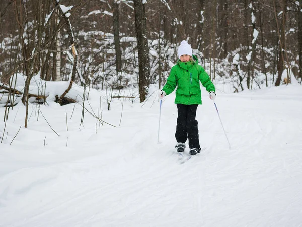 Flickan Ski Suit Förvandlas Till Vinter Skog Begreppet Sport Utbildning — Stockfoto