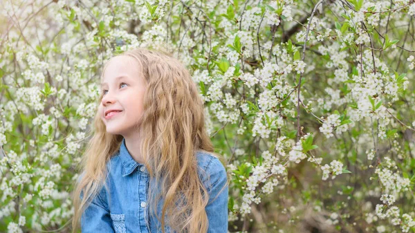 Uma Menina Uma Camisa Ganga Gosta Cheiro Flores Cerejeira Retrato — Fotografia de Stock