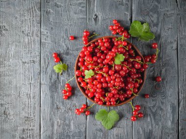 Taze çekilmiş somun meyveleri koyu ahşap bir masa üzerinde bir kil kase. Sağlıklı doğal gıda kavramı. Düz yatıyordu.