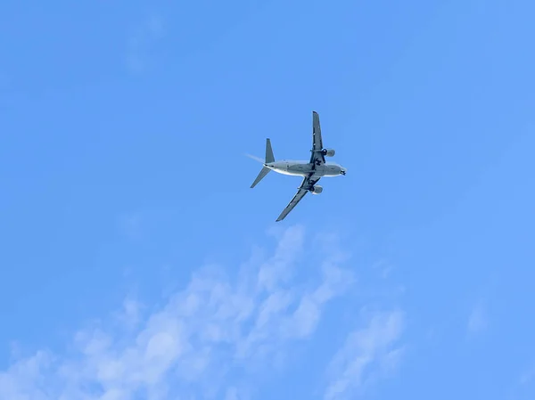 Avião Moderno Voando Alto Céu Conceito Viagem Moderna — Fotografia de Stock