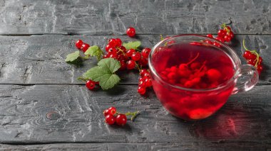 Frenk üzümü çilek Beyaz ahşap bir masa üzerinde taze hazırlanmış içki. Sağlıklı doğal gıda kavramı.