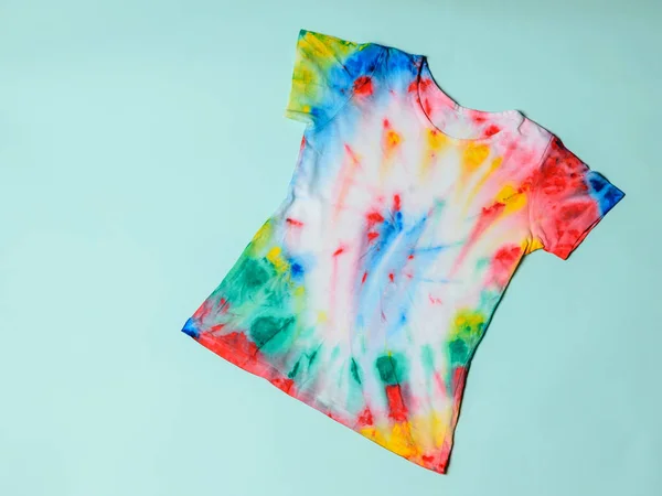 Shirt Malowane Tie Dye Stylu Niebieskim Tle Pastel Białe Ubrania — Zdjęcie stockowe