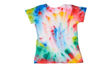 T-shirt kravat boya tarzı isloated beyaz bir arka plan üzerine boyanmış. Beyaz giysiler elle boyanmış. Düz yatıyordu. Üstten görünüm. Metin için yer.