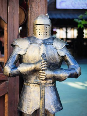 Zırh şövalye içme kuruluş girişinde. Ortaçağ tarzı bir bar.