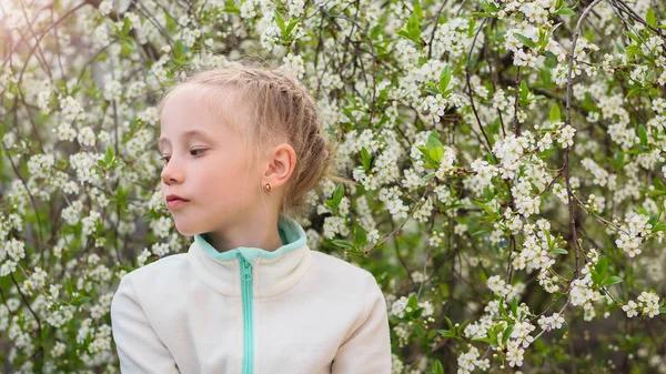 Mooi Meisje Sport Kleding Een Bloeiende Park Bij Zonsondergang Portret — Stockfoto