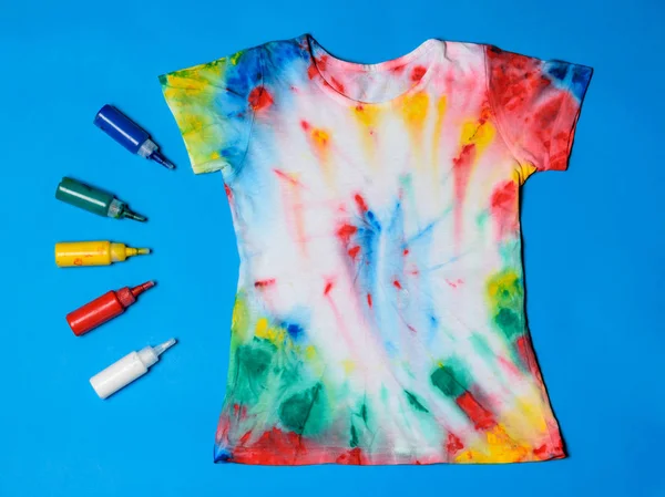 Tubos Tinta Para Roupas Camiseta Estilo Tie Dye Uma Mesa — Fotografia de Stock