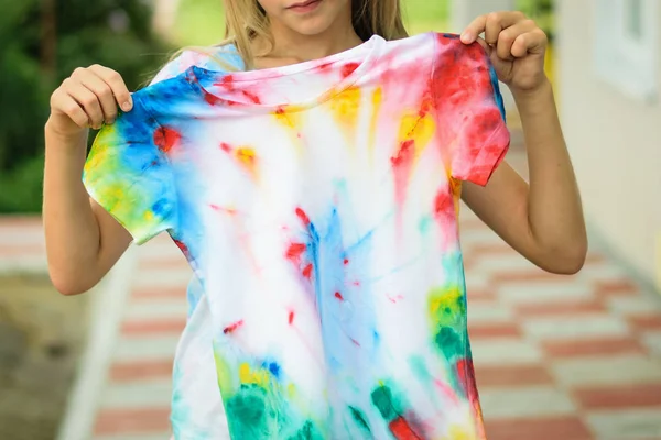 Flickan Försöker Shirt Som Målade Stil Med Tie Dye Vita — Stockfoto