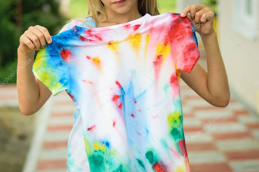 Fotos de Chica Prueba Una Camiseta Pintada Estilo Del Tinte