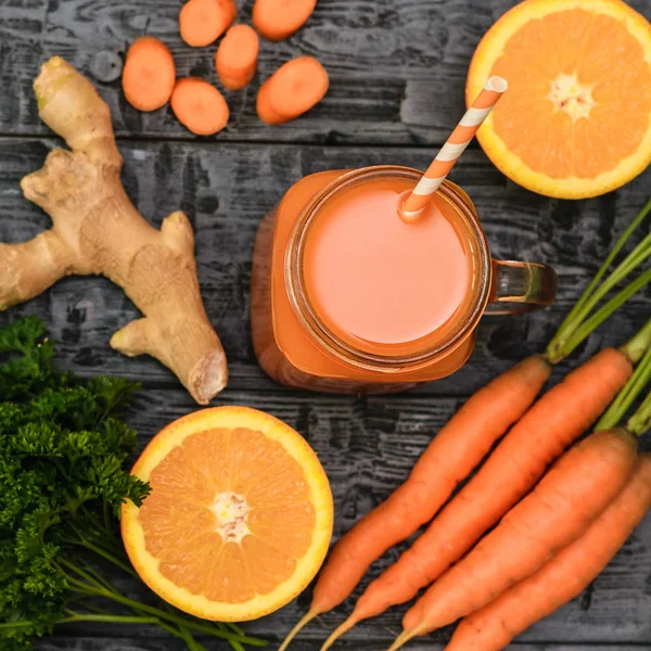 Taza Con Batido Zanahoria Raíz Jengibre Naranja Mesa Madera Vista — Foto de Stock