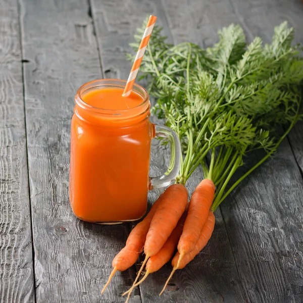 Una Taza Batido Zanahoria Fresca Con Paja Cóctel Zanahorias Una — Foto de Stock