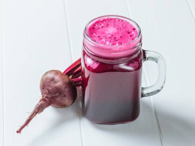 Kupa pancar, elma, limon ve beyaz ahşap bir masa üzerine maydanoz taze yapılmış smoothies ile. Beslenme kilo kaybı için. Doğal gıda kavramı.