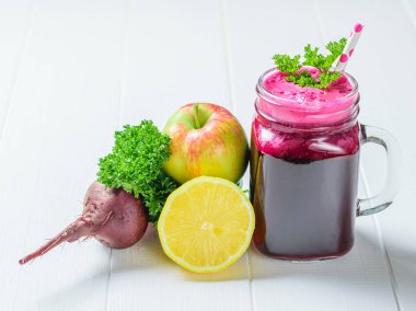 Kupa pancar, elma, limon ve beyaz ahşap bir masa üzerine maydanoz taze yapılmış smoothies ile. Beslenme kilo kaybı için. Doğal gıda kavramı.