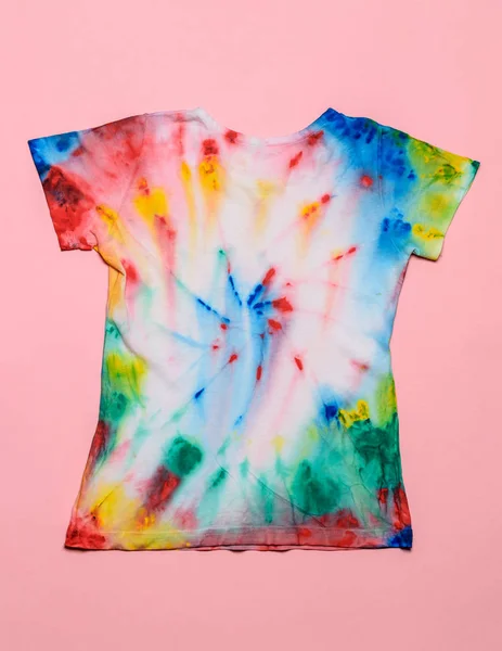 Lewy Bok Tie Dye Stylu Shirt Różowym Tle Białe Ubrania — Zdjęcie stockowe