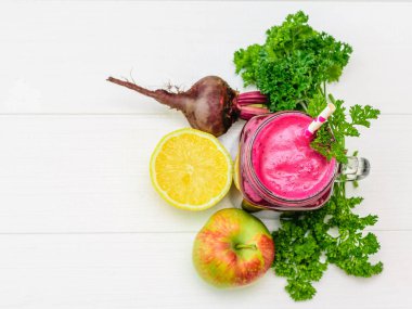 Taze pancar güler yüzlü, limon ve beyaz tahta masada maydanoz. Diyet doğal gıda kavramı. Beslenme kilo kaybı için. Üstten görünüm. Düz yatıyordu.