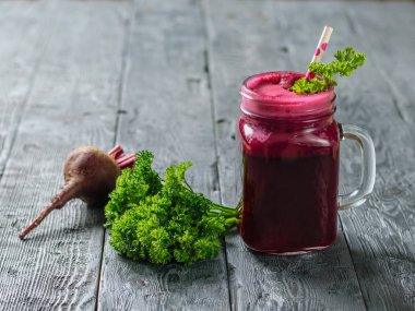 Taze pancar güler yüzlü, kırmızı pancar ve maydanoz siyah ahşap masa üzerinde. Diyet doğal gıda kavramı. Kilo kaybı beslenme.