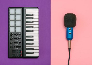 Elektronik müzik karıştırıcı ve tel mikrofon iki tonlu arka plan üzerinde. Müzik Stüdyo donatımı. Üstten görünüm. Düz yatıyordu.