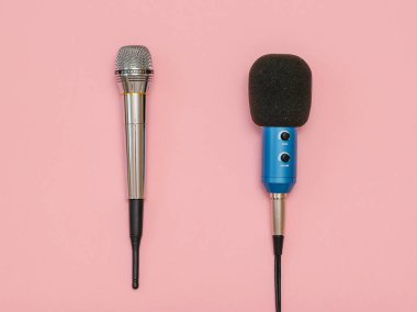 Kablosuz mikrofon, klasik mikrofon tel üzerinde pembe bir arka plan ile. Üstten görünüm. Müzik Stüdyo donatımı. Düz yatıyordu.