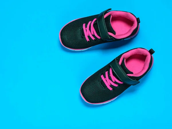 Negro Con Zapatillas Rojas Para Niños Sobre Fondo Pastel Zapatos — Foto de Stock