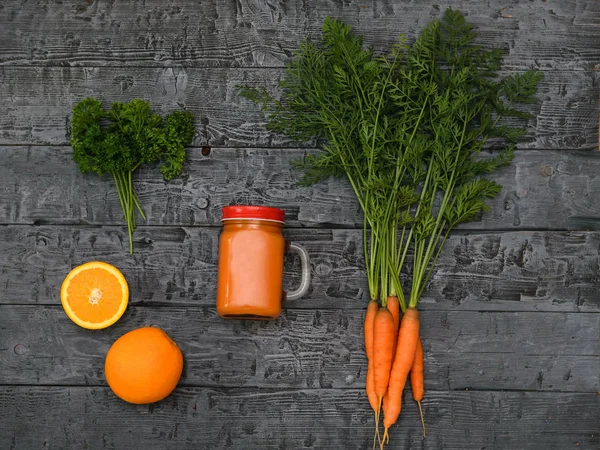 Smoothie Cenoura Recentemente Feito Ramo Cenouras Laranja Raiz Gengibre Uma — Fotografia de Stock