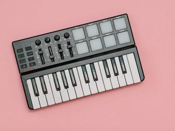 Muzikale Mini Mixer Een Roze Achtergrond Apparatuur Voor Muziek Studio — Stockfoto
