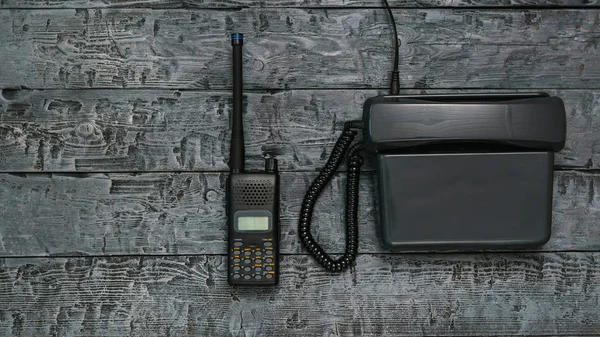 Imagen Blanco Negro Walkie Talkie Sobre Una Mesa Madera Instalación —  Fotos de Stock