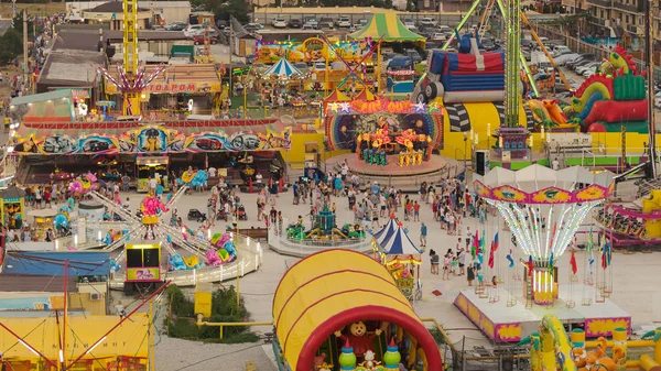 Anapa, Vityazevo Temmuz 2018. İnsanlar ve çok sayıda turistik eğlence parkı. Akşam peyzaj.