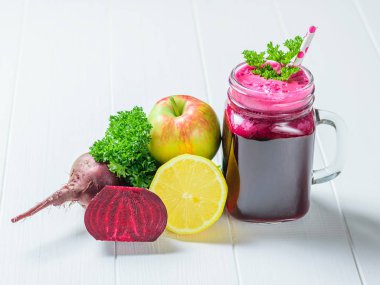 Kupa pancar, elma, limon ve beyaz ahşap bir masa üzerine maydanoz taze yapılmış smoothies ile. Beslenme kilo kaybı için. Doğal gıda kavramı.