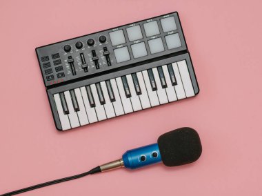 Mavi mikrofon teller ve pembe bir arka plan müzik karıştırıcı ile. Müzik Stüdyo donatımı. Üstten görünüm. Düz yatıyordu.