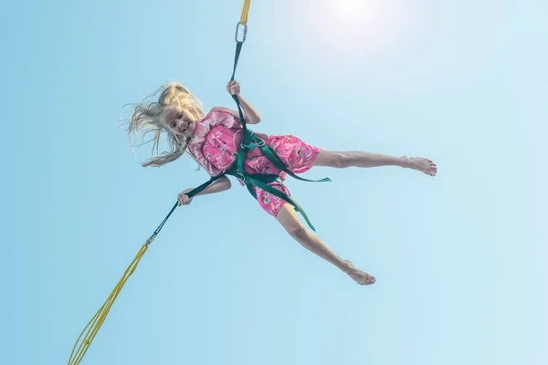 Una Chica Con Vestido Multicolor Cae Sobre Una Atracción Contra — Foto de Stock