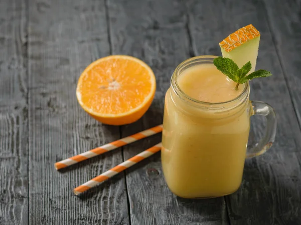 新鲜的瓜 橙和香蕉冰沙和两个鸡尾酒管在一个木桌上 从水果中减重的减肥饮料 — 图库照片