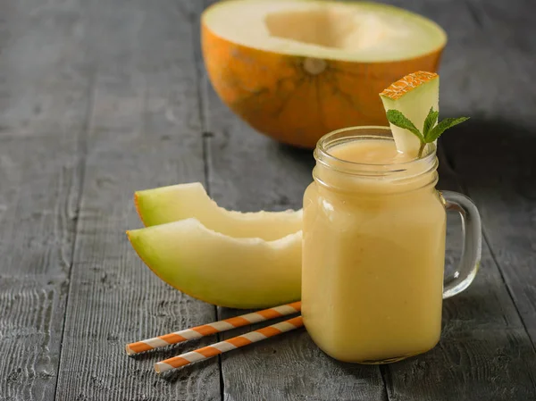 Frisch Zubereitete Melonen Orangen Und Bananen Smoothies Und Zwei Cocktailtuben — Stockfoto