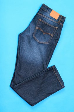 Yeni mavi erkek kot mavi zemin üzerine.