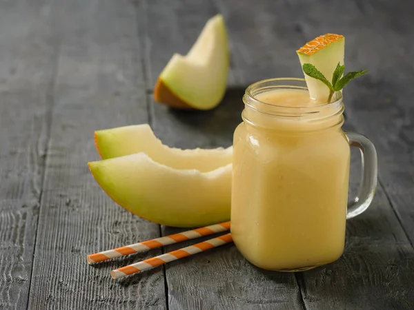 Frisch Zubereitete Melonen Orangen Und Bananen Smoothies Und Zwei Cocktailtuben — Stockfoto