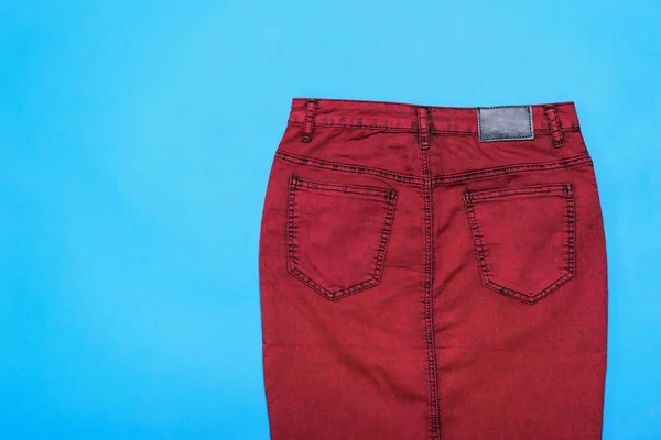 Burgunder Jeansrock Auf Blauem Hintergrund Modische Jeans Damenbekleidung Jeans Frauenkleidung — Stockfoto
