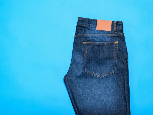 Klassische Blaue Jeans Für Männer Auf Blauem Hintergrund Die Aussicht — Stockfoto