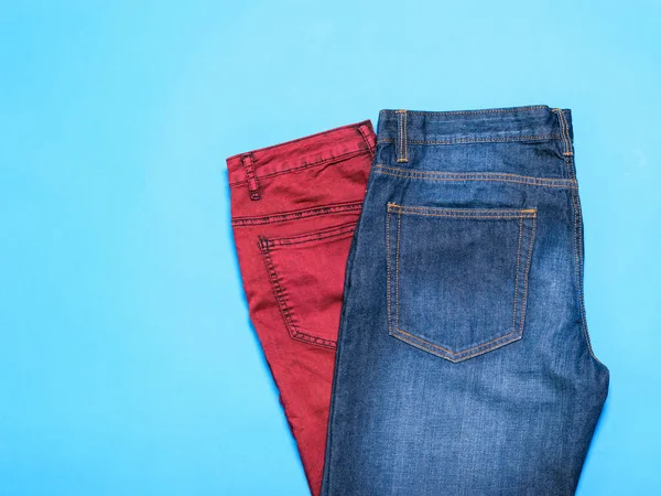Klassische Blaue Jeans Für Männer Und Lila Jeansrock Auf Blauem — Stockfoto
