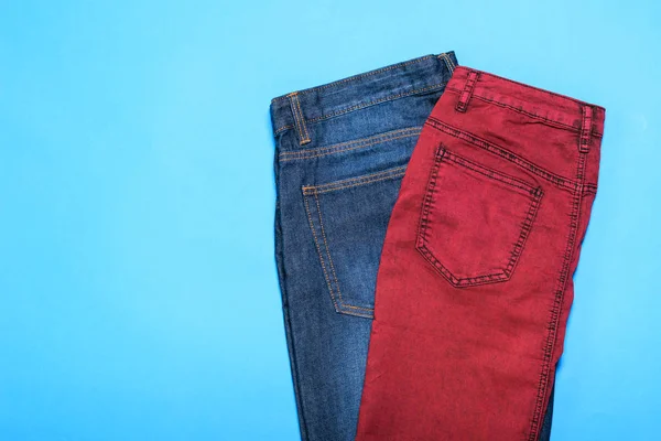Klassische Blaue Jeans Für Männer Und Lila Jeansrock Auf Blauem — Stockfoto