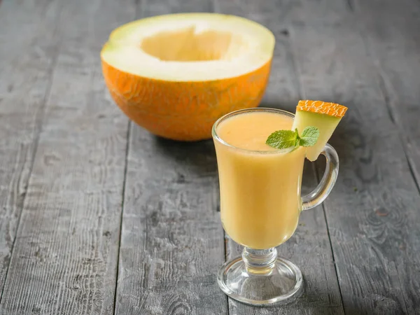 Glass Mug Melon Smoothie Half Melon Wooden Table Diet Drink — Stock Photo, Image