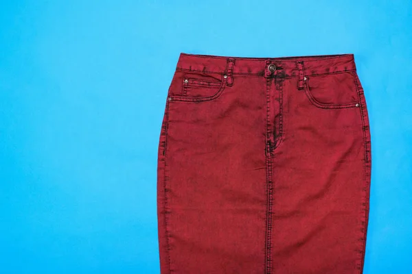 Burgunder Jeansrock Auf Blauem Hintergrund Modische Jeans Damenbekleidung Jeans Frauenkleidung — Stockfoto