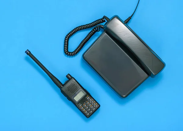 Immagine Bianco Nero Walkie Talkie Sfondo Blu Impianto Comunicazione Wireless — Foto Stock