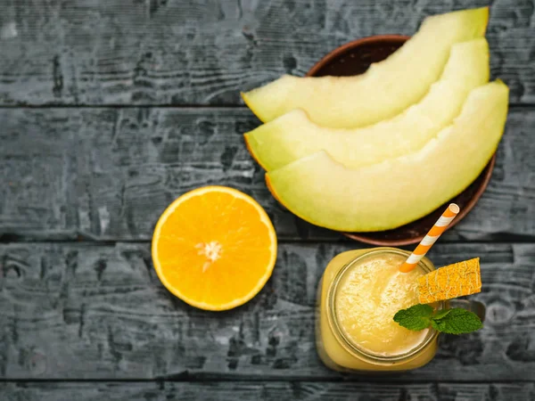 Melonen Smoothies Orange Und Minze Auf Einem Holztisch Diätgetränk Zur — Stockfoto