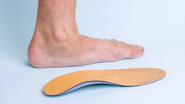 Ліва Нога Дорослого Чоловіка Ознаками Захворювання Стопи Поруч Ортопедичною Устілкою — стокове фото