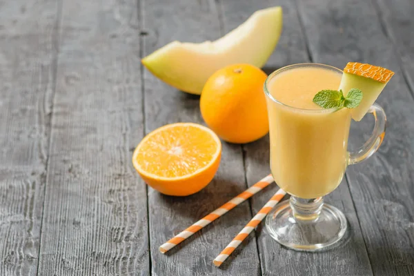 Glasbecher Mit Einem Smoothie Aus Melone Cocktailrollen Und Orangenscheiben Auf — Stockfoto