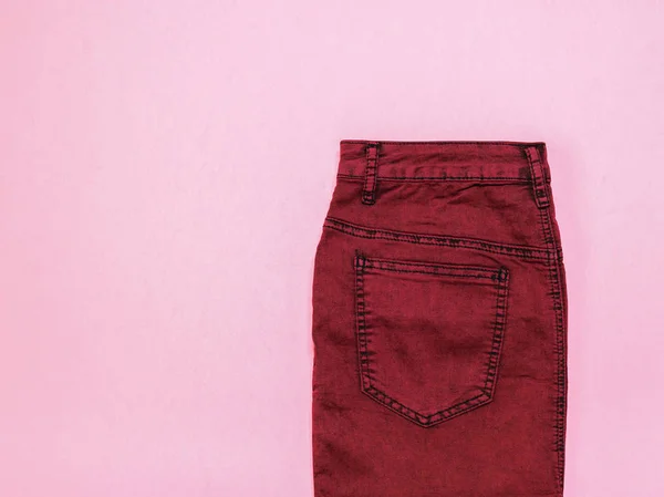 Burgunder Jeansrock Auf Rosa Hintergrund Modische Jeans Damenbekleidung Jeans Frauenkleidung — Stockfoto