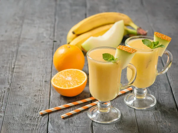 Zwei Glasbecher Mit Melonen Smoothie Und Eine Halbe Melone Auf — Stockfoto