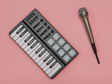 Kablosuz mikrofon, modern, müzik karıştırıcı pembe bir arka plan üzerinde. Müzik Stüdyo donatımı. Üstten görünüm. Düz yatıyordu.