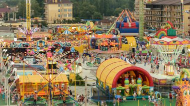 Anapa, Vityazevo Temmuz 2018. İnsanlar ve çok sayıda turistik eğlence parkı. Akşam peyzaj.